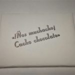 Tableta de chocolate artesanal de Lava, Chocolates de Canarias, elaborada por tipos en su tinta