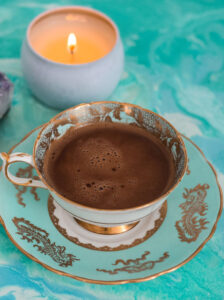 Taza de chocolate con diseño inspirado en la reina María Antonieta (Emily Bauman) 