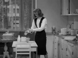 Katharine Hepburn cocinando en una escena de la película “La mujer del año” (1942).